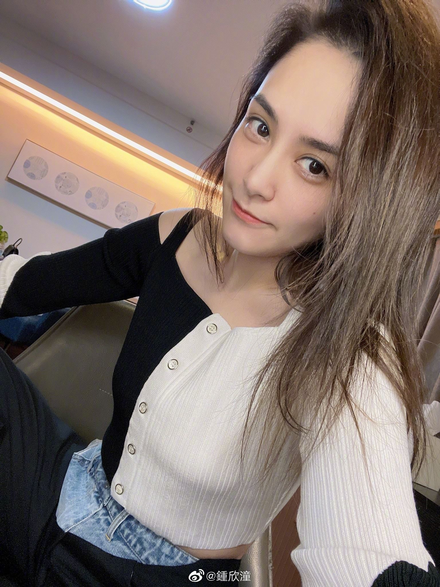 【娱乐】阿娇晒45度侧颜靓照，网赞叹：“瘦成一道闪电！” 