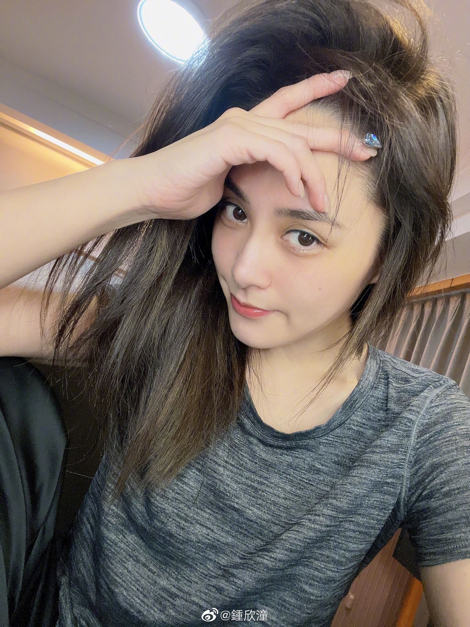 【娱乐】阿娇晒45度侧颜靓照，网赞叹：“瘦成一道闪电！” 