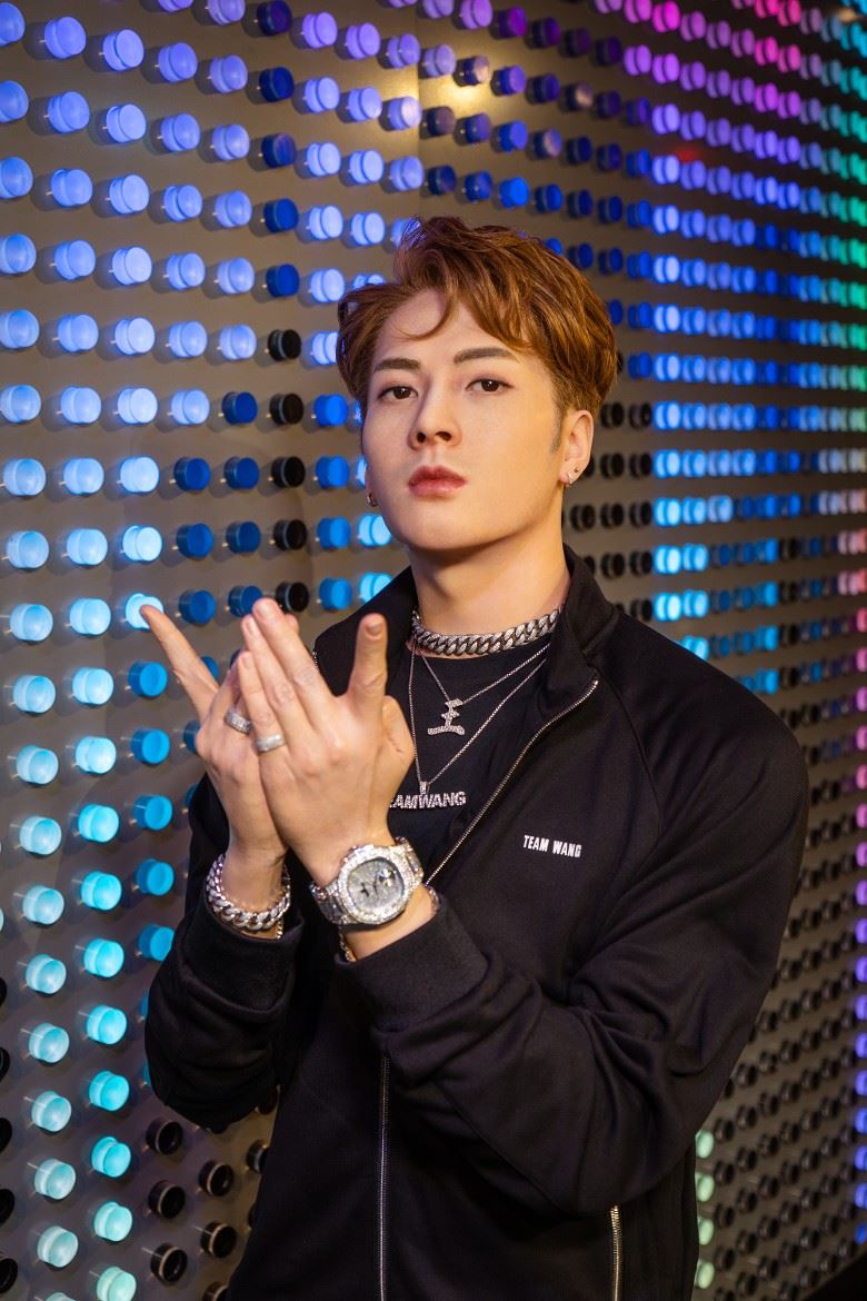 🇭🇰王嘉尔「登陆」香港蜡像馆呀❗️穿自家品牌服装颇有意思🖤