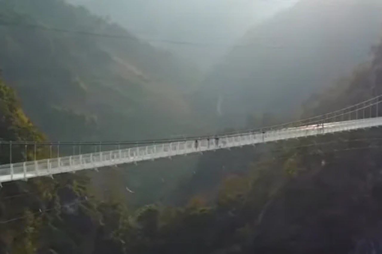 jambatan kaca paling panjang di dunia dibuka akhir bulan ini. ada berani?