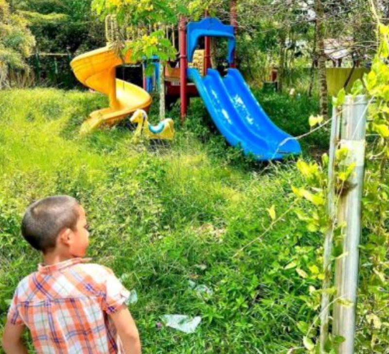 netizens praise kelantan man for his efforts in cleaning abandoned playground