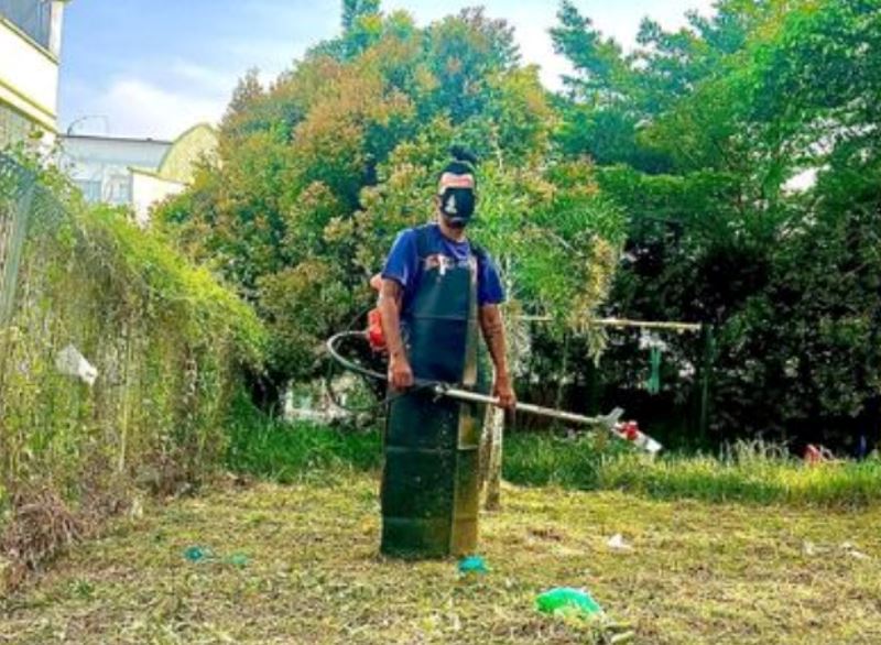 netizens praise kelantan man for his efforts in cleaning abandoned playground