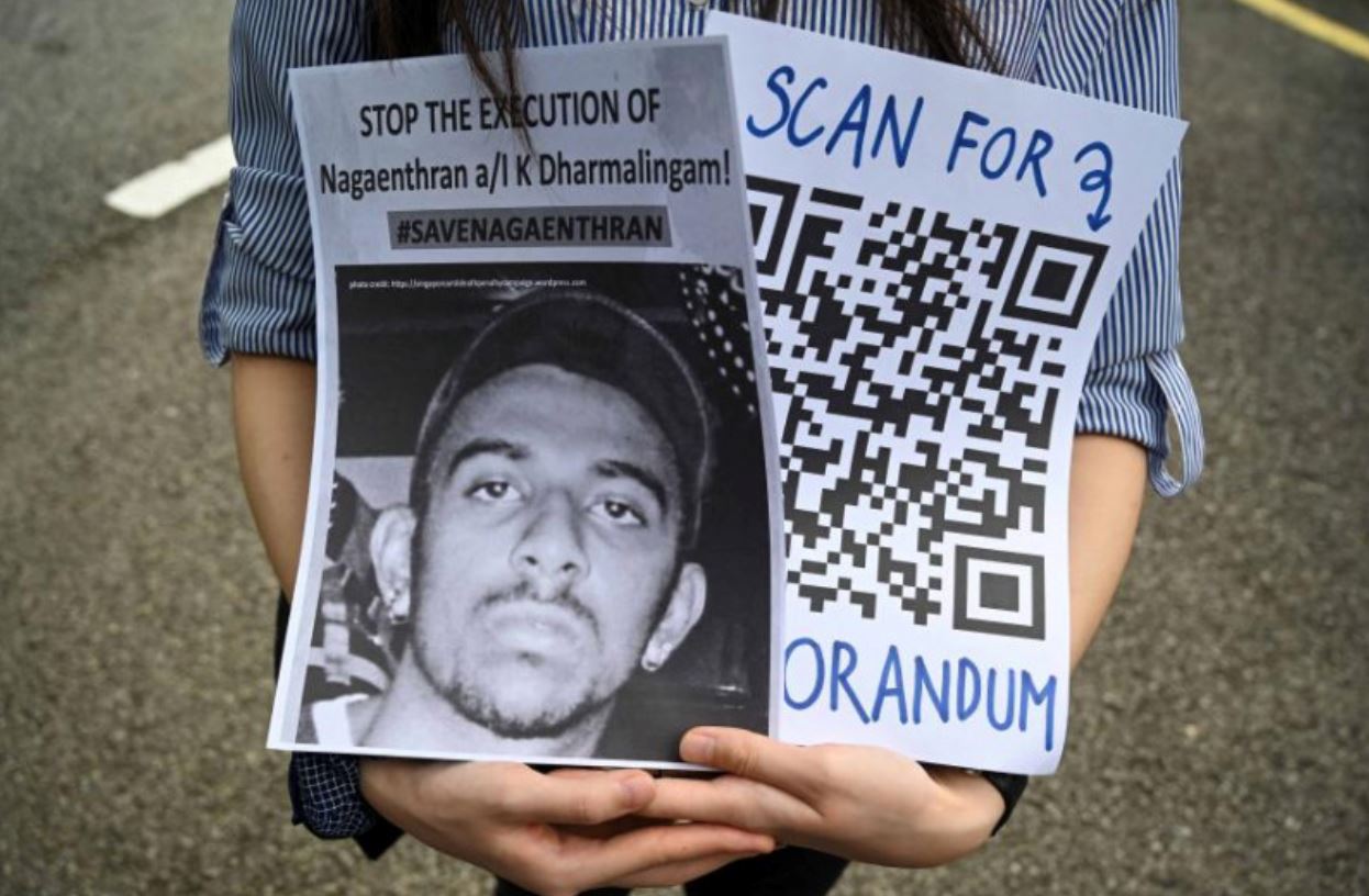 【时事】大马弱智毒贩最后上诉遭驳回确定明日行刑！近百人雨中声援纳加德兰！