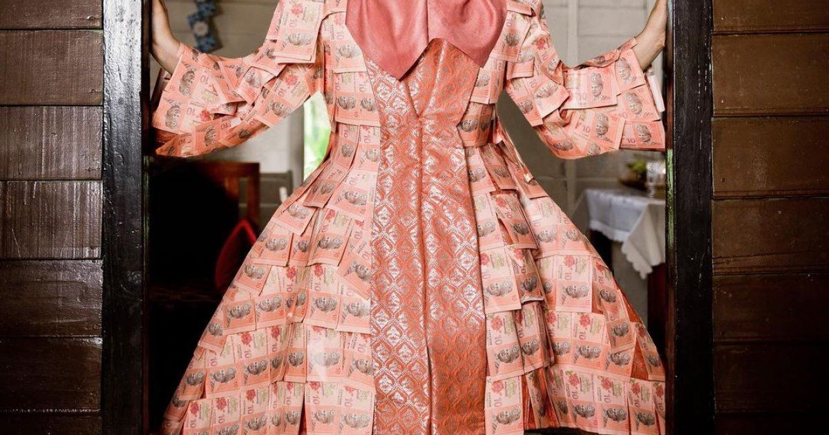 singer-songwriter aina abdul once again made headlines with her kebaya made out of “rm10 notes”!