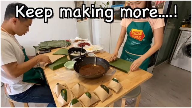 japanese couple gives out free nasi lemak bungkus in hong kong for ramadan