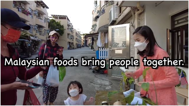 japanese couple gives out free nasi lemak bungkus in hong kong for ramadan