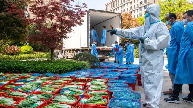 penduduk shanghai cirit-birit lepas makan catuan makanan diberi pihak bertugas