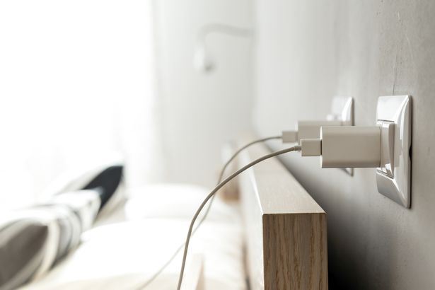 awas, jangan tidur atas telefon bimbit yang dicas!