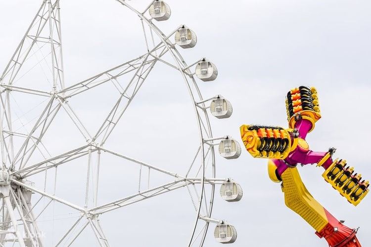 Extreme swing at amusement park