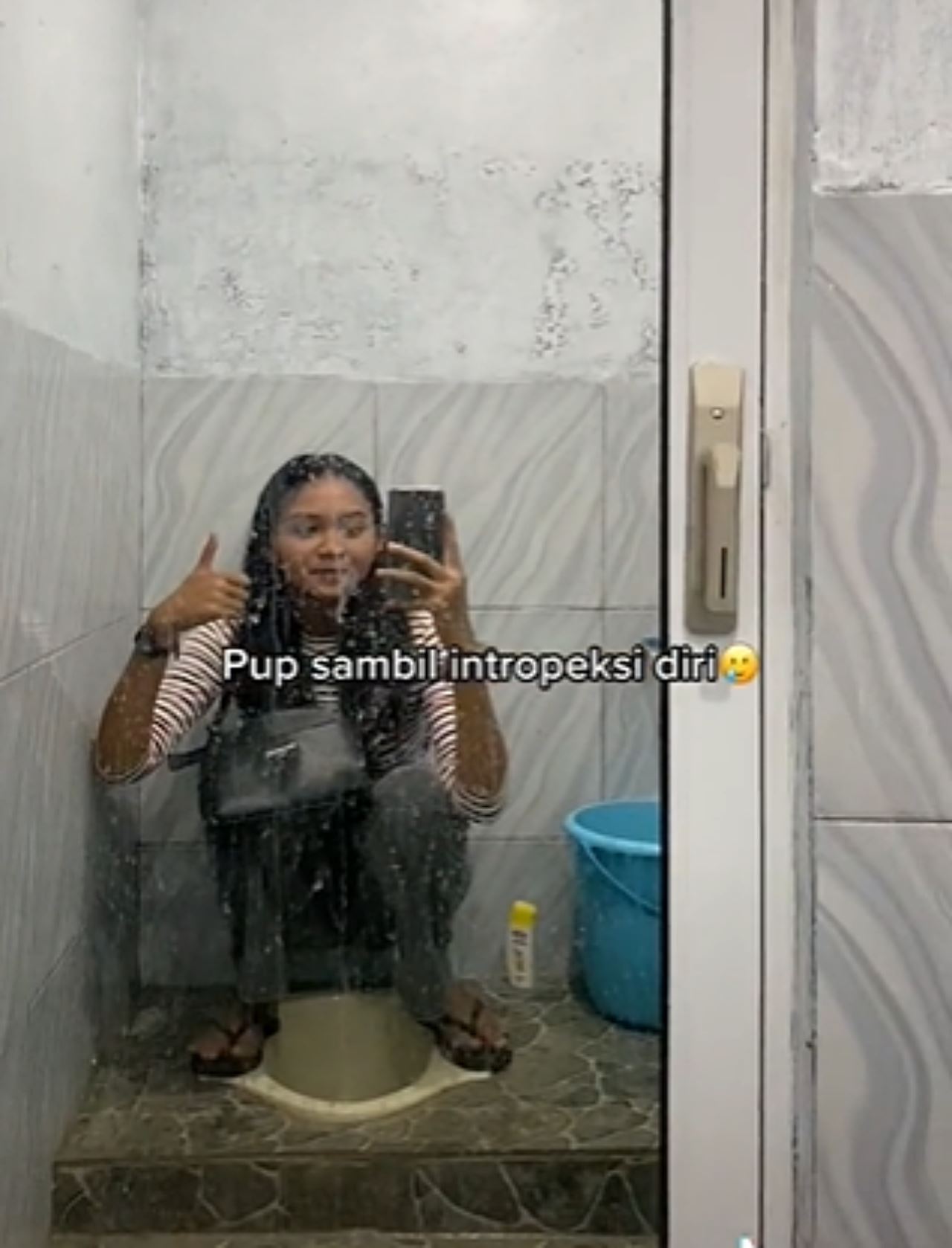 cermin besar depan tandas cangkung ini undang tanda tanya