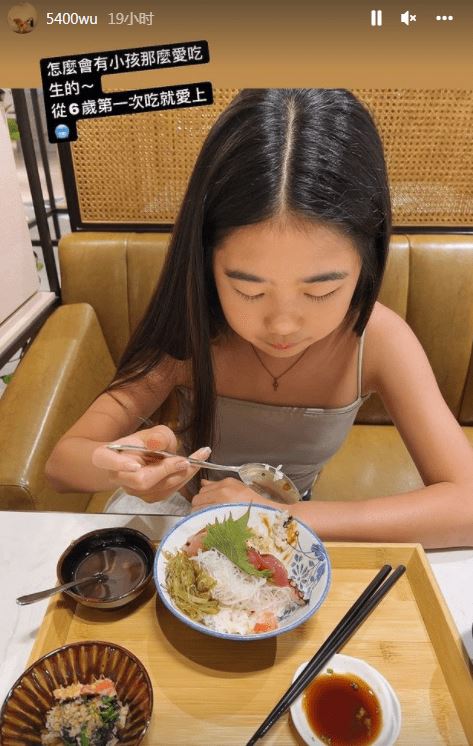 🌟曹格女儿11岁近照曝光❗️穿小吊带长发及腰十分漂亮洋气