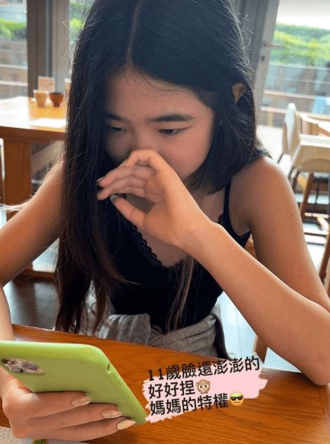 🌟曹格女儿11岁近照曝光❗️穿小吊带长发及腰十分漂亮洋气