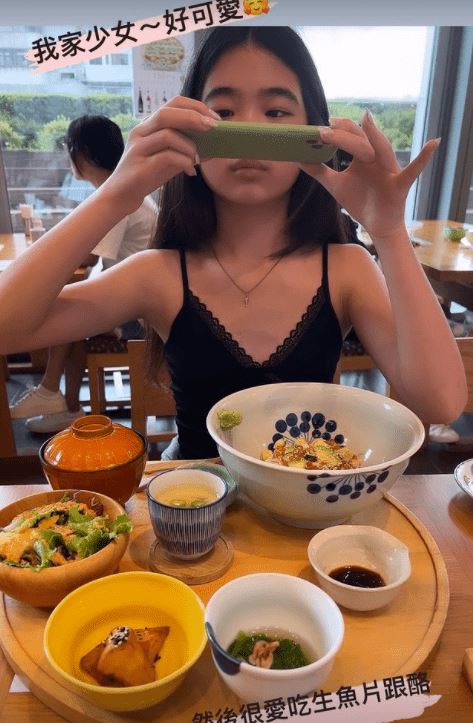 🌟曹格女儿11岁近照曝光❗️穿小吊带长发及腰十分漂亮洋气