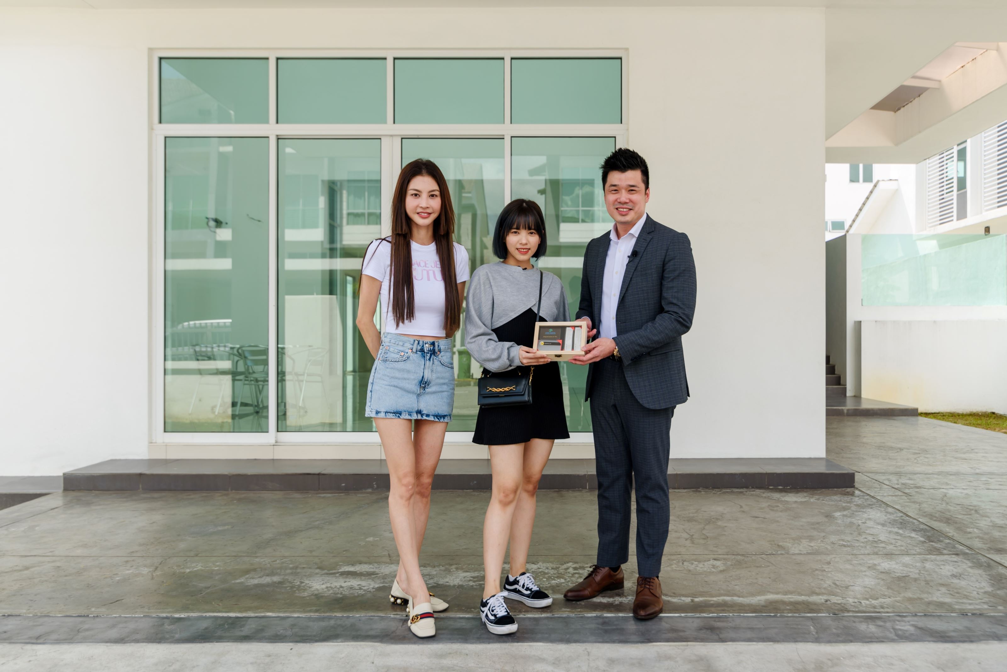 The X Project MVP Clara黄于瑄开心与豪宅合照