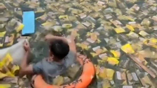 ratusan minyak minyak terapung di lautan!