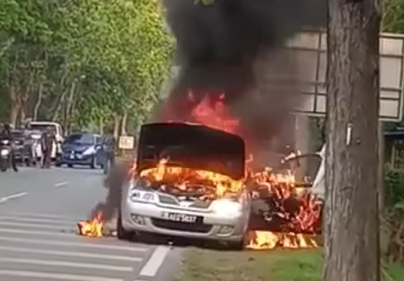 car in kuala perlis suddenly caught on fire, driver manages to escape unhurt!