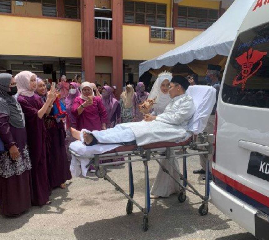 m’sian man got into accident weeks before wedding, came to his reception in an ambulance