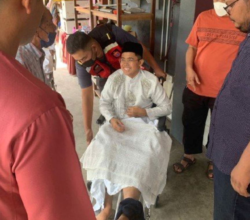 m’sian man got into accident weeks before wedding, came to his reception in an ambulance