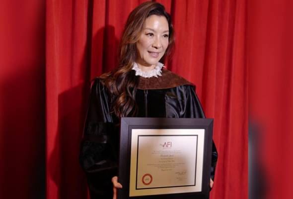pertama di asia, michelle yeoh terima ijazah doktor kehormat afi