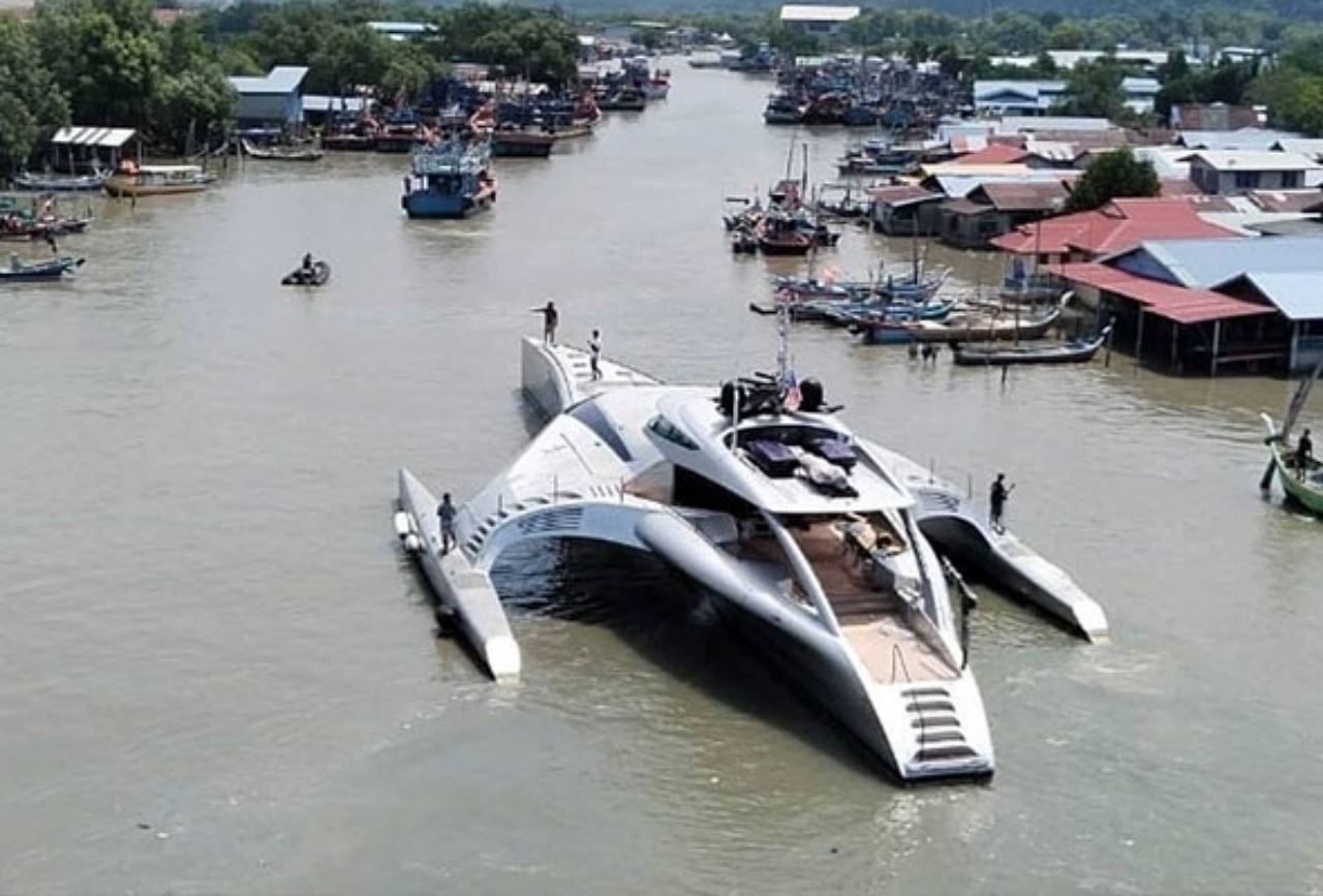 penduduk kuala perlis terkejut lihat kapal layar mirip kapal angkasa