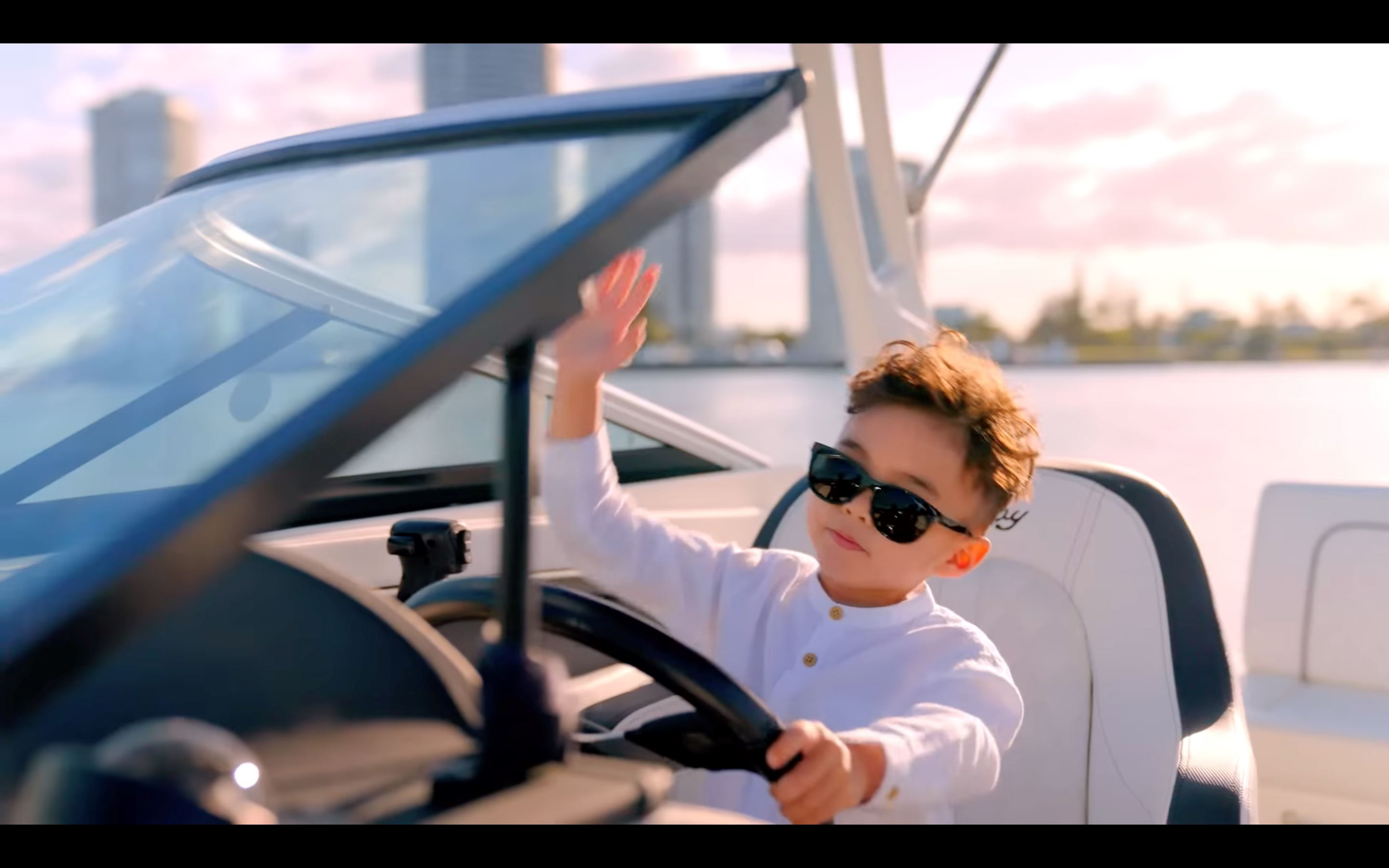 周杰伦《粉色海洋》mv上线！romeo惊喜露面！