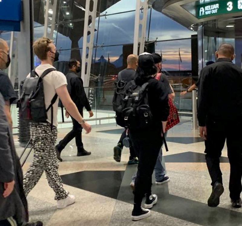 “breathing the same air as her!” billie eilish and finneas spotted at klia for her concert in malaysia!