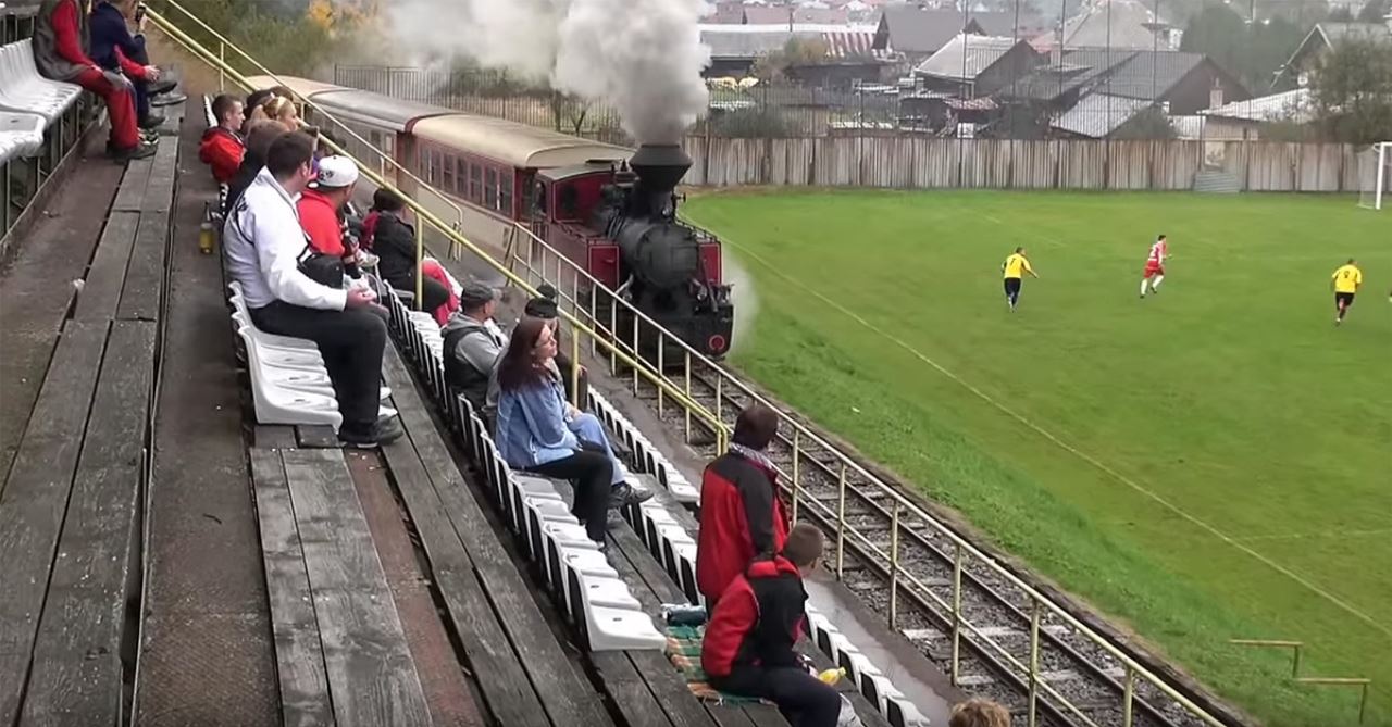 dalam stadium bola ini ada laluan kereta api yang masih berfungsi