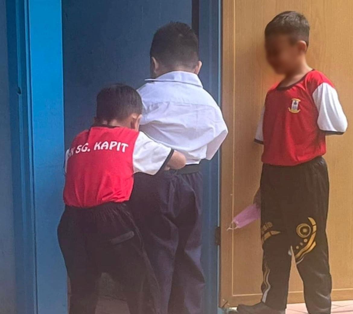 darjah satu sarawakian students praised by m’sians online for caring for their special friend