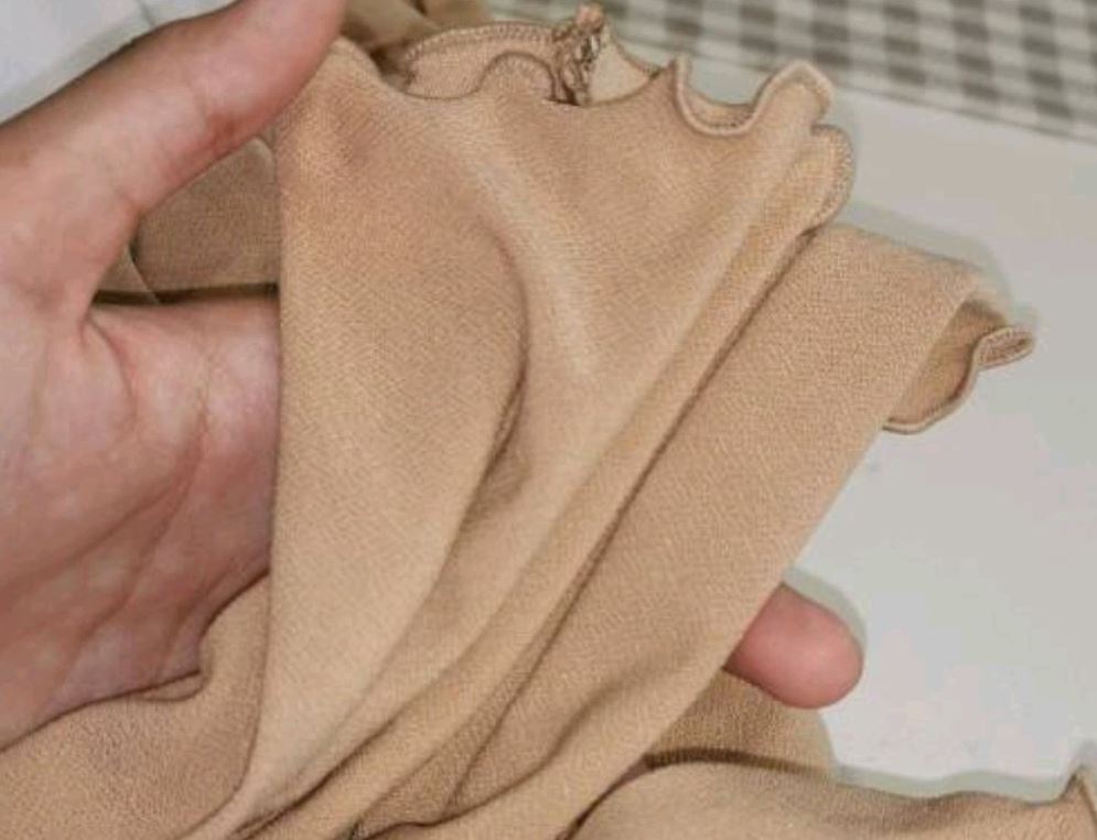 m’sian sells handsock allegedly belonging to billie eilish for rm4,800, netizens are not having it!