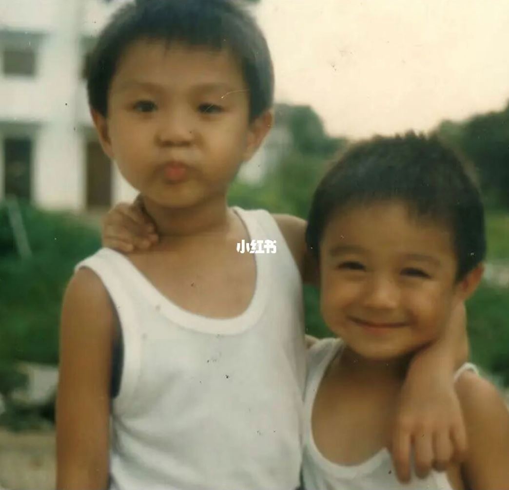 😍【披荆斩棘】周柏豪儿时照片曝光❗️网友惊叹：吃什么长大的