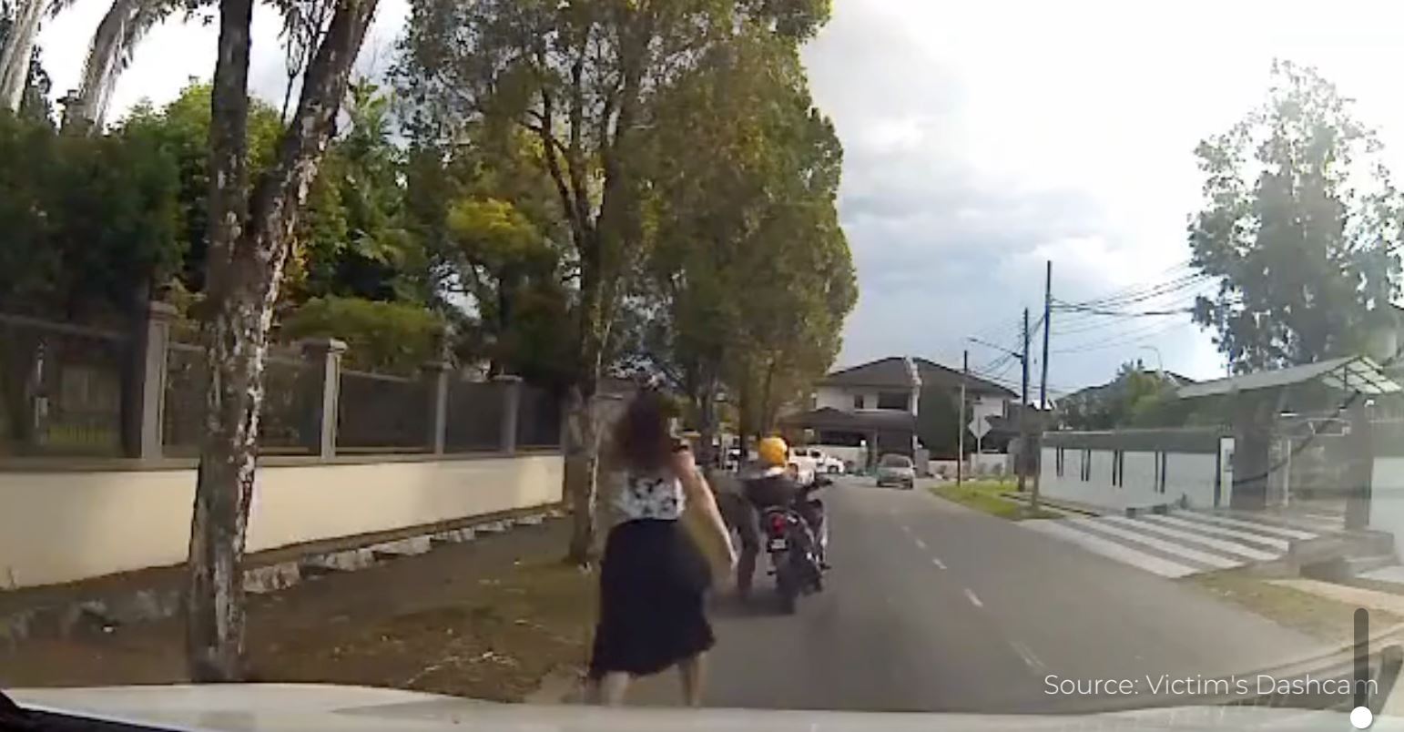 kuching police is looking for suspect who snatched a woman’s bag after rear-ending her her car