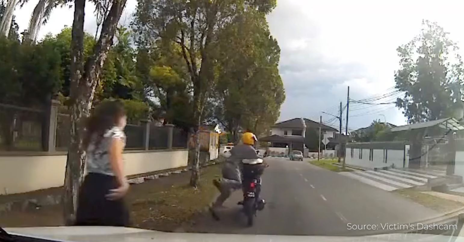 kuching police is looking for suspect who snatched a woman’s bag after rear-ending her her car