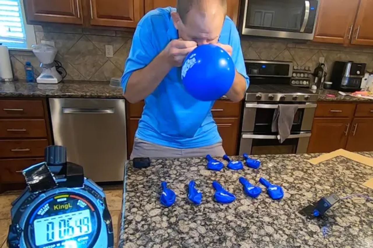 dalam seminit, lelaki ini boleh tiup 10 belon guna hidung