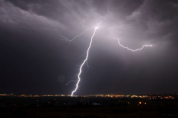 dulu pernah di sambar kilat, kini lelaki ini boleh rasa kehadiran petir