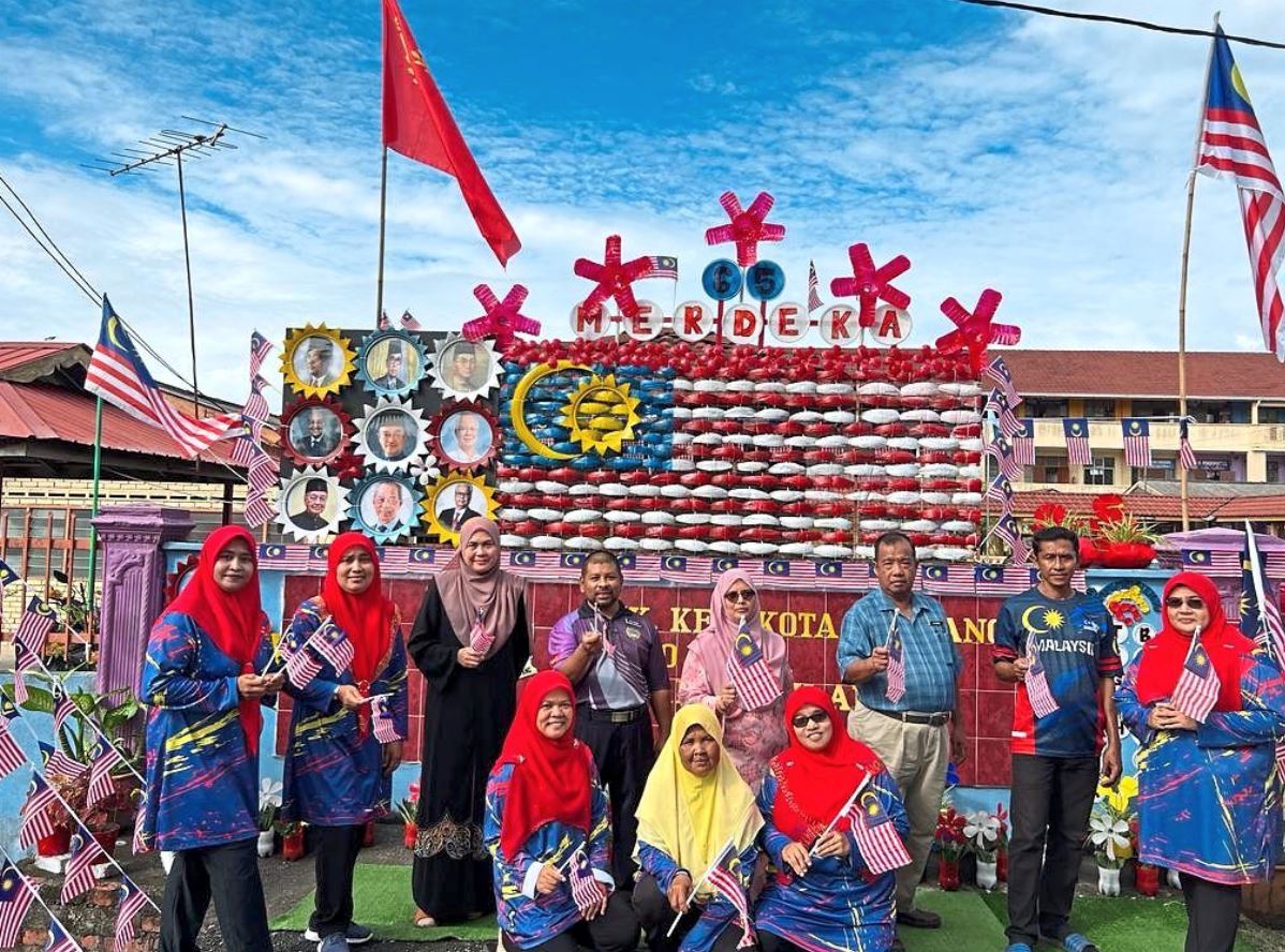 parents in kedah use recycled items to create jalur gemilang-themed display for school entrance