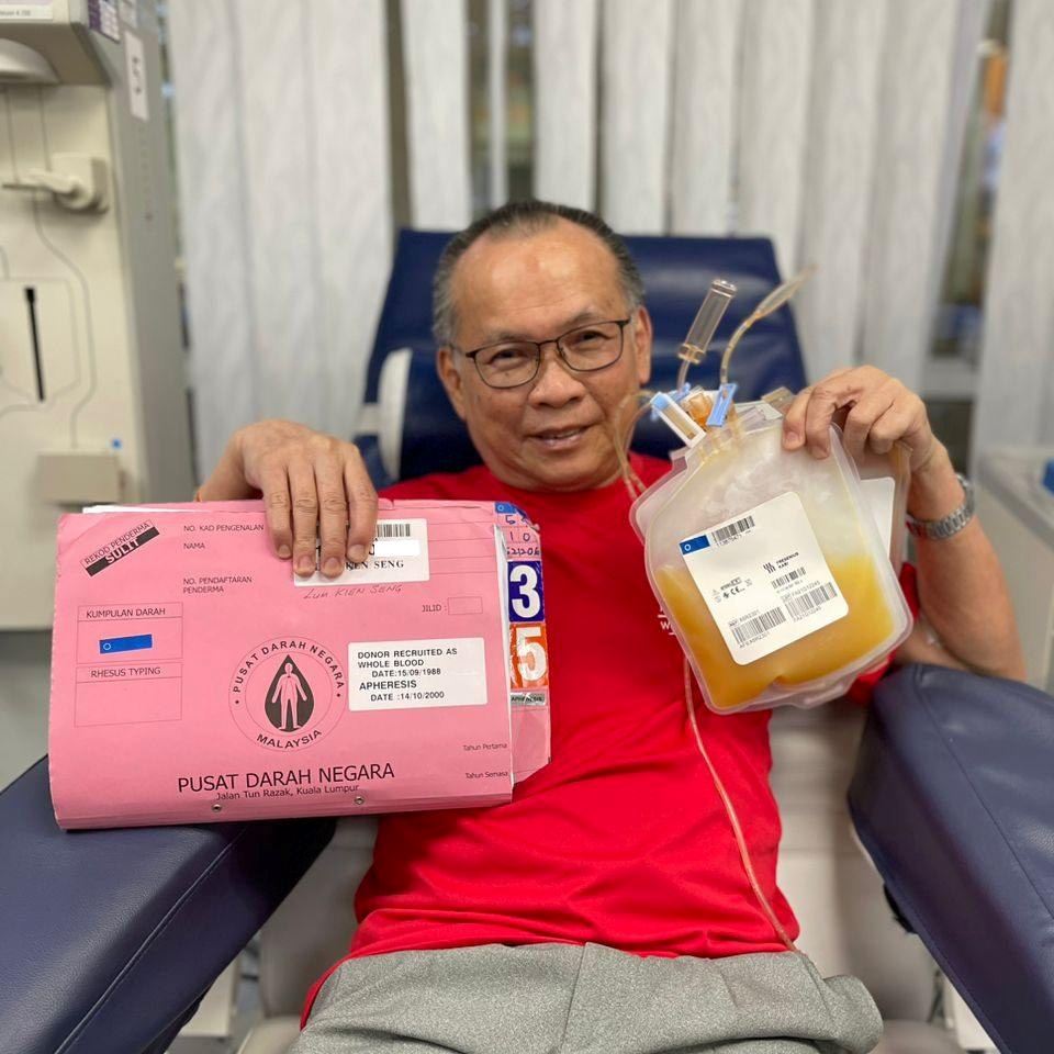 malaysian man who is turning 70 celebrates his 356th and last blood donation at pusat darah negara!