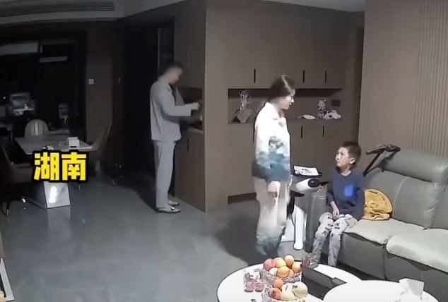 akibat banyak tengok tv, anak ini didenda tengok tv banyak lagi