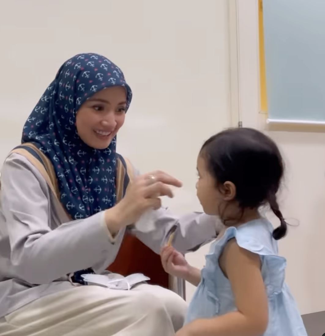 fazura anggap dirinya teruk gara-gara beri anak makan coklat