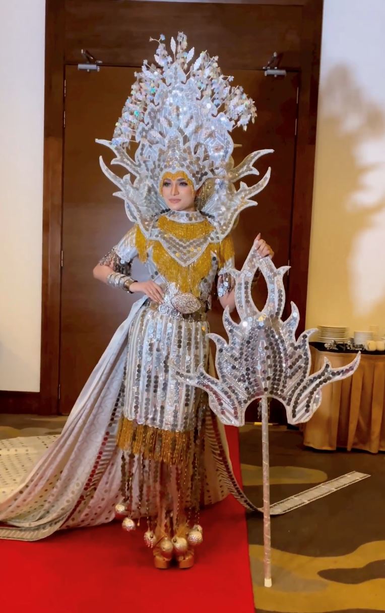 baju dihias syiling lima sen, ratu cantik malaysia cipta rekod negara