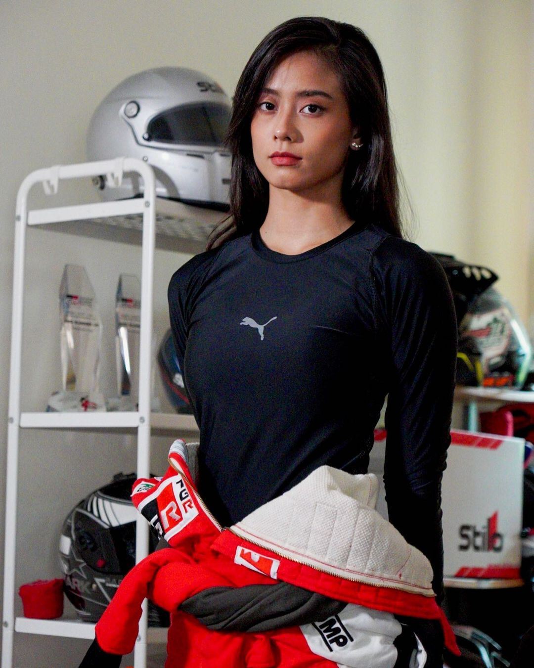 farid kamil pakaikan helmet pada pelakon wanita, ini respon isterinya!