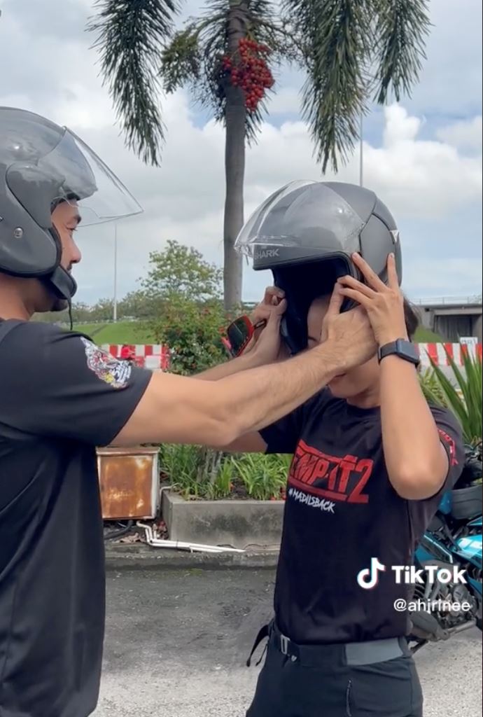 farid kamil pakaikan helmet pada pelakon wanita, ini respon isterinya!