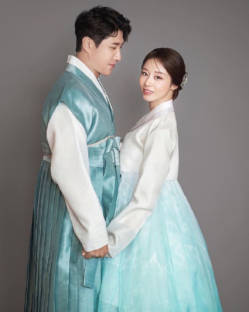 💍【多图】t-ara朴智妍婚纱照曝光❗️花团拥簇温馨甜蜜❤️