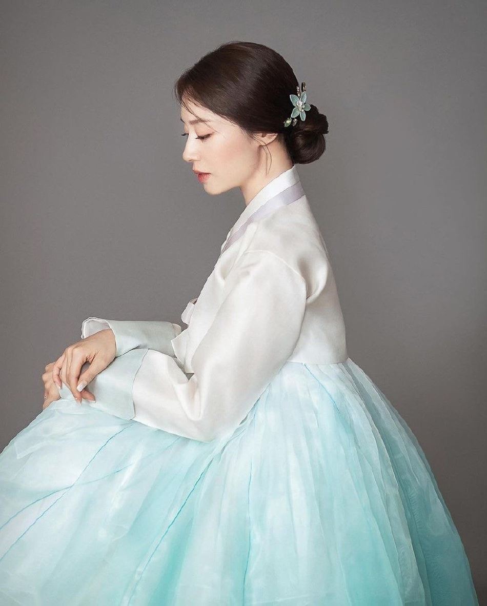 💍【多图】t-ara朴智妍婚纱照曝光❗️花团拥簇温馨甜蜜❤️