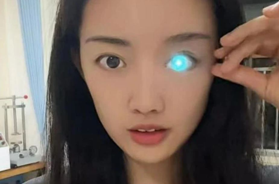 young woman who lost an eye in car accident now dedicates her life to make prosthetic eyes that glow different colours