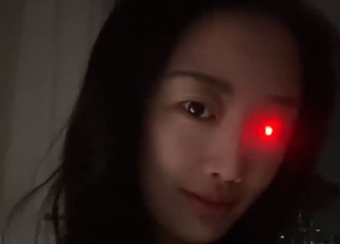 young woman who lost an eye in car accident now dedicates her life to make prosthetic eyes that glow different colours