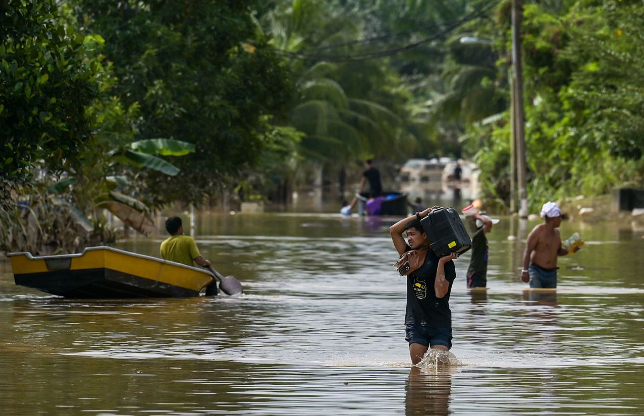 johor hit by flash floods, number of evacuees rise in kelantan and pahang