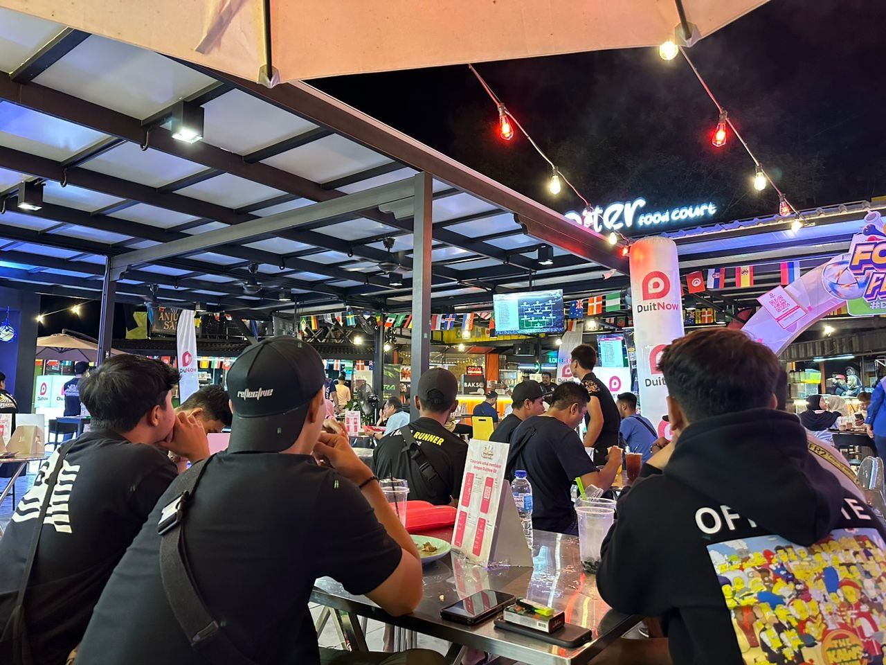 Antara penonton di DuitNow Football Fever Party sempena perlawanan piala dunia