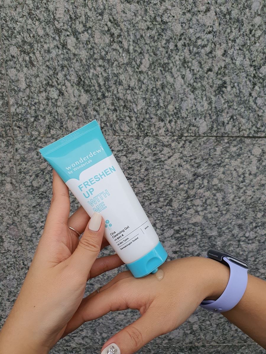 Applying Wonderdewi Cica Cleansing Gel