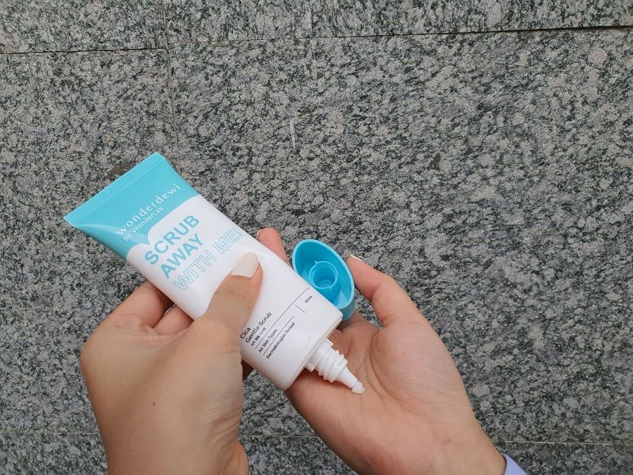 Applying Wonderdewi Cica Gentle Scrub