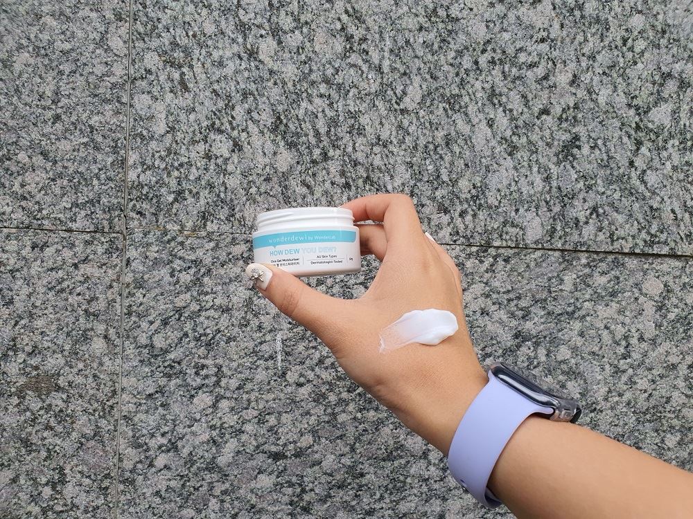 Applying Wonderdewi Cica Gel Moisturizer